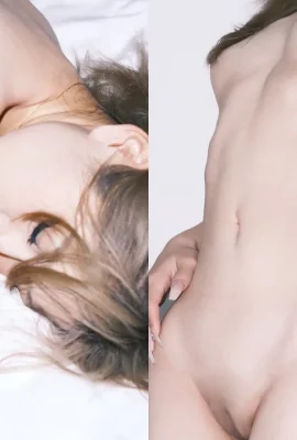 Une fille blonde tatouée révèle hardiment son corps équitable et son vagin tendre est complètement visible (11 photos)